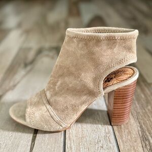 Patricia Nash Pace Kid Suede Block Heel Peep Booties Sandals, Straw (Tan) sz. 6